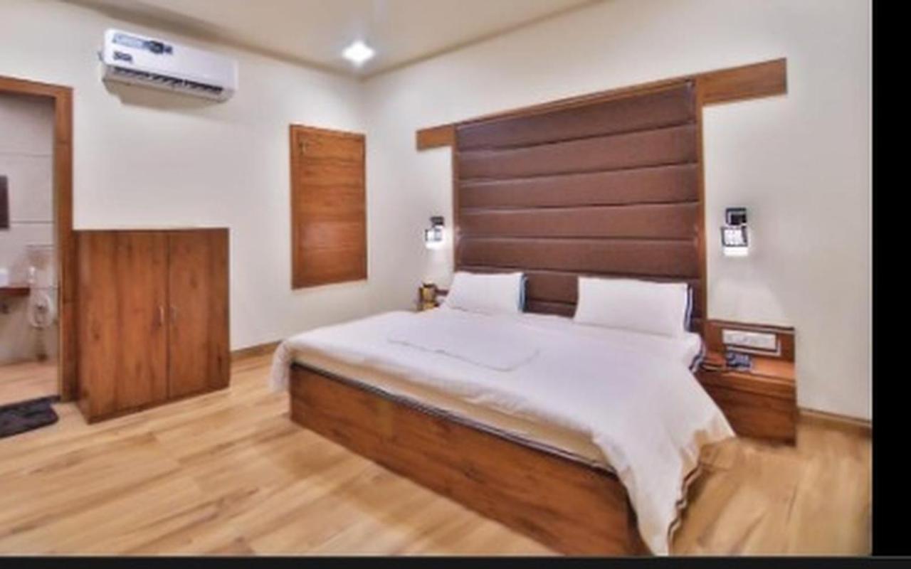 Hotel B P Emerald มถุรา ภายนอก รูปภาพ