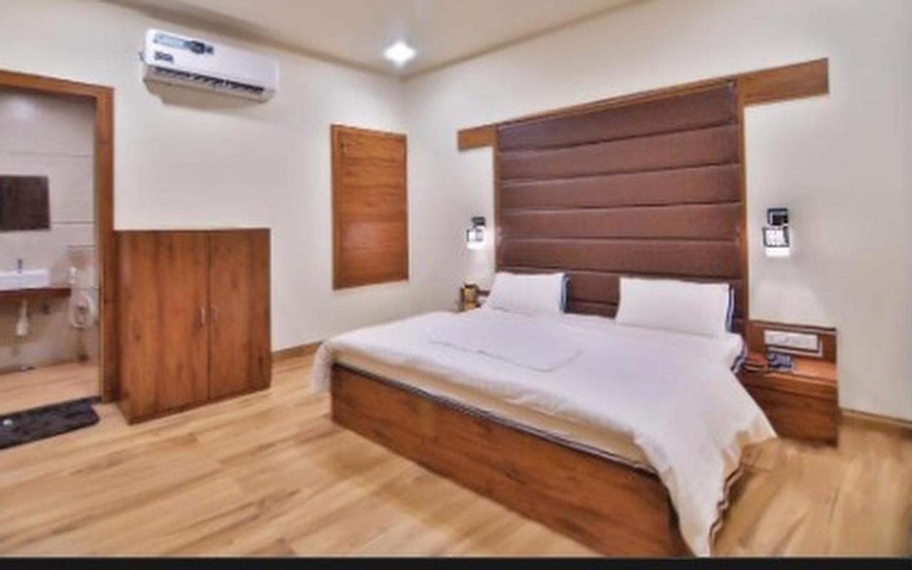 Hotel B P Emerald มถุรา ภายนอก รูปภาพ