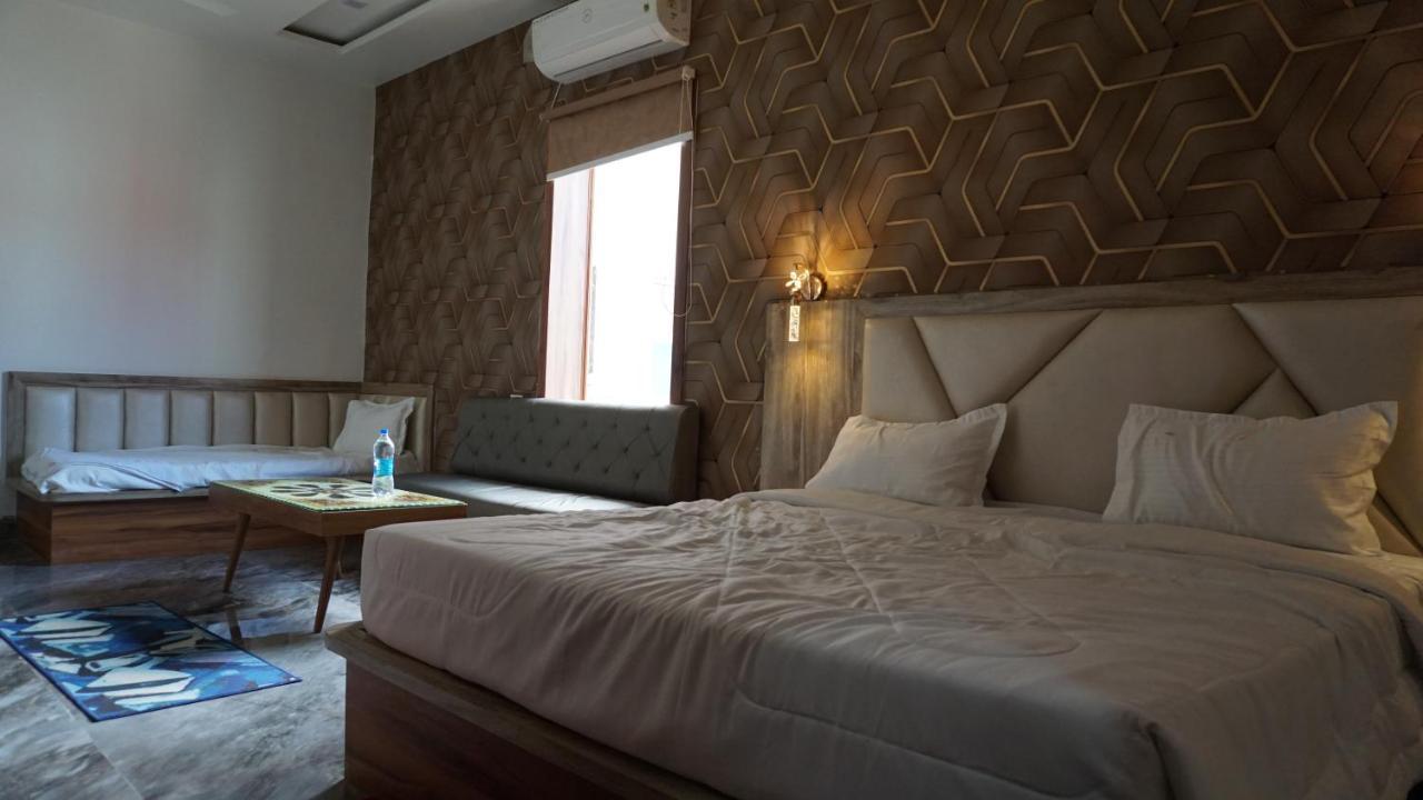 Hotel B P Emerald มถุรา ภายนอก รูปภาพ