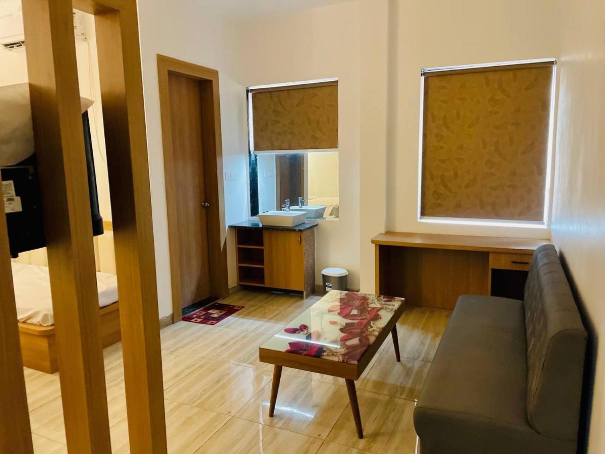 Hotel B P Emerald มถุรา ภายนอก รูปภาพ