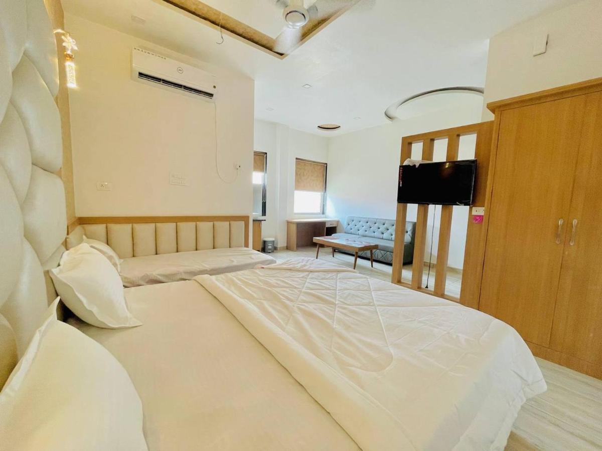 Hotel B P Emerald มถุรา ภายนอก รูปภาพ