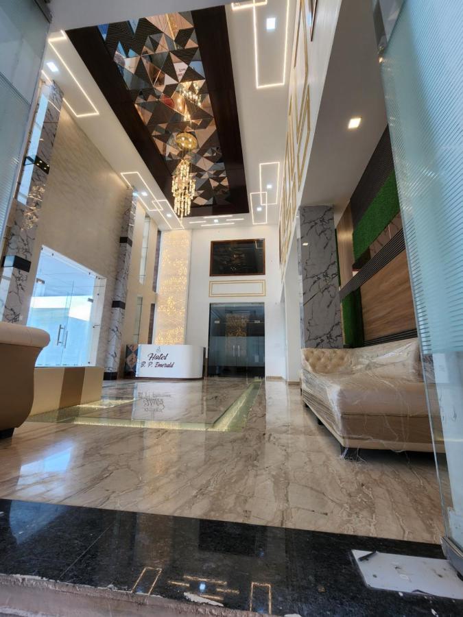 Hotel B P Emerald มถุรา ภายนอก รูปภาพ