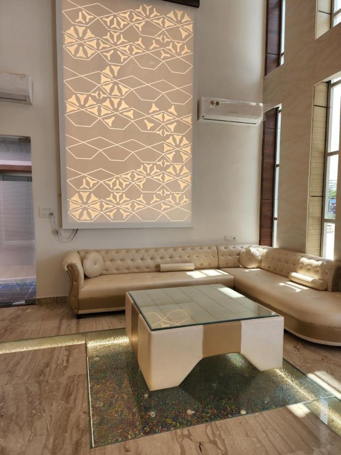 Hotel B P Emerald มถุรา ภายนอก รูปภาพ