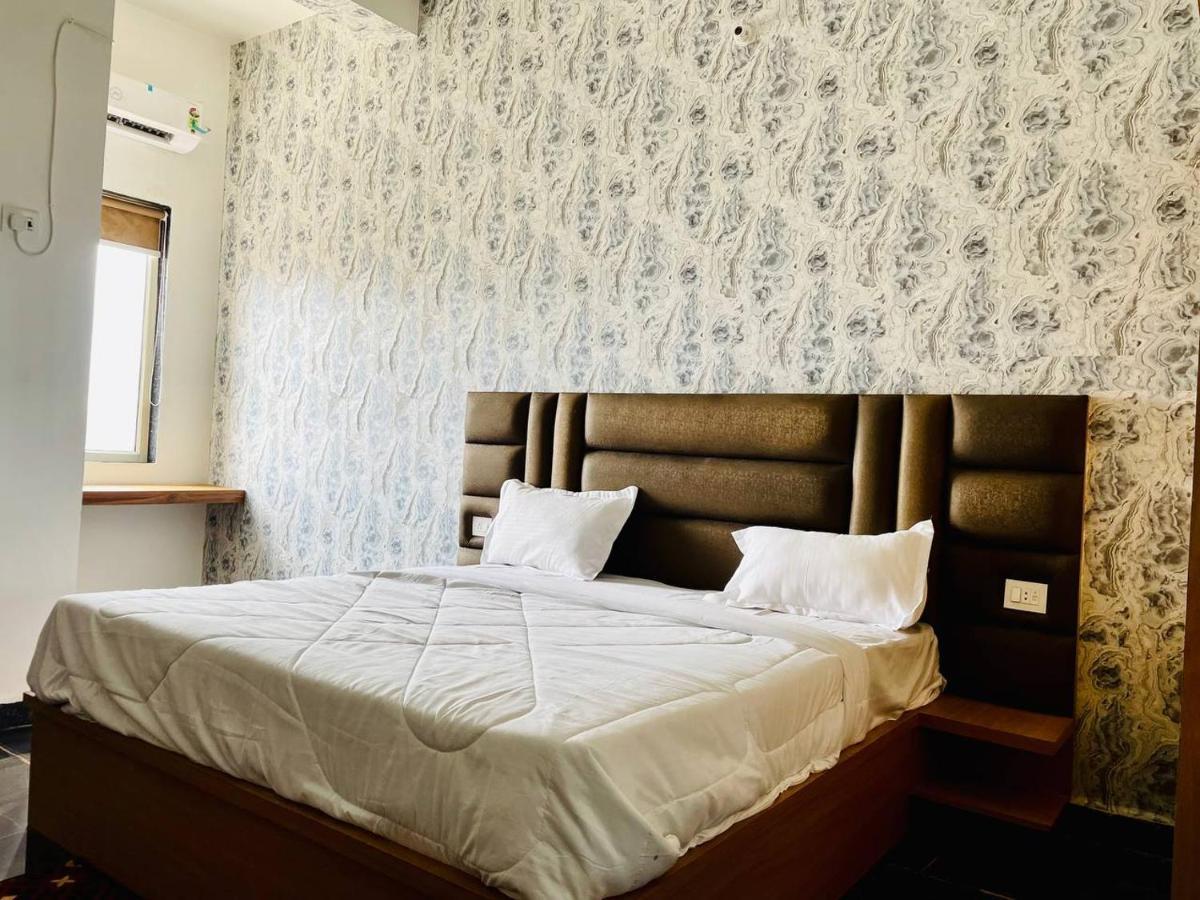 Hotel B P Emerald มถุรา ภายนอก รูปภาพ